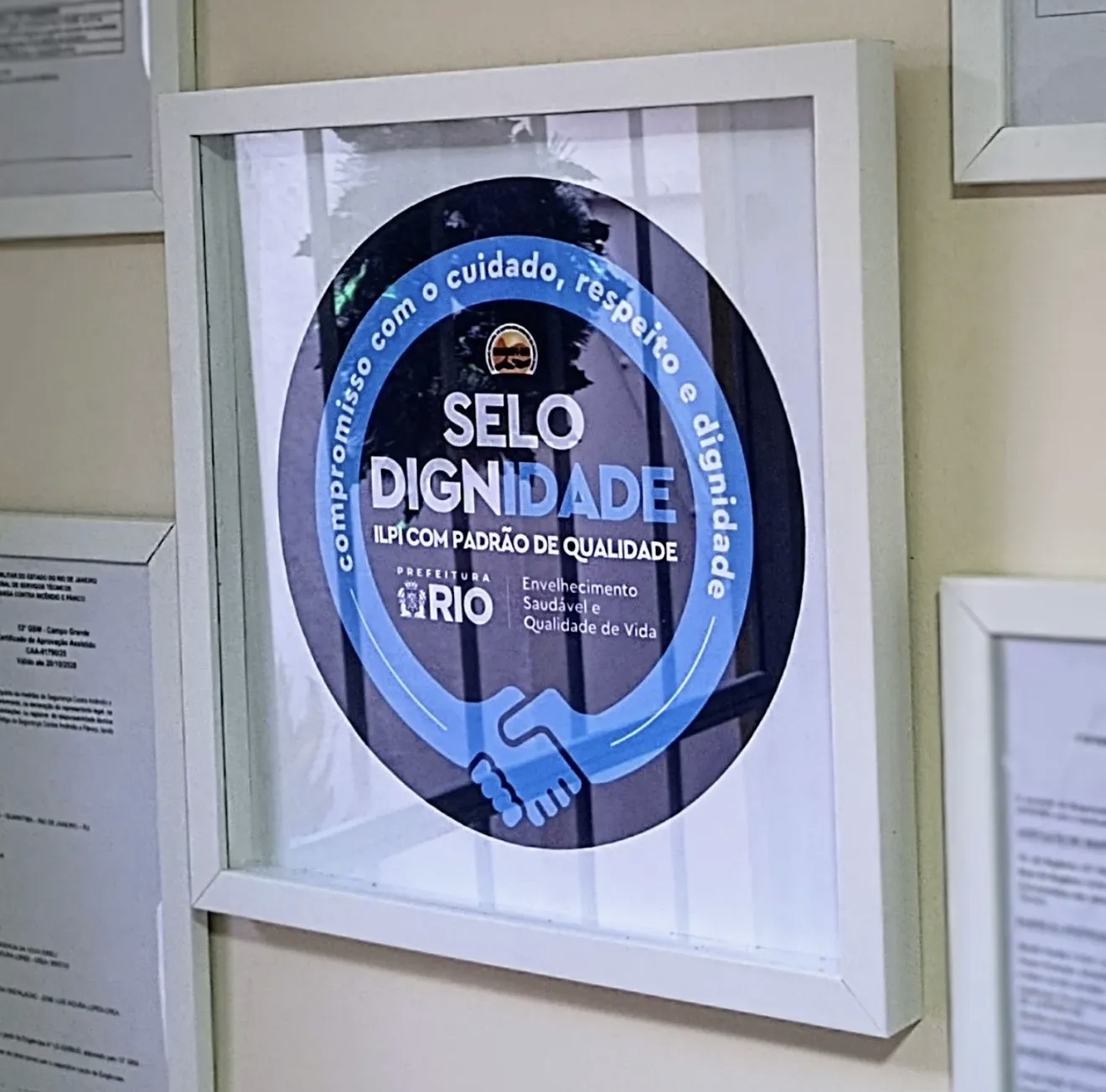 Selo Dignidade da Prefeitura do Rio exposto na Residência da Vovó